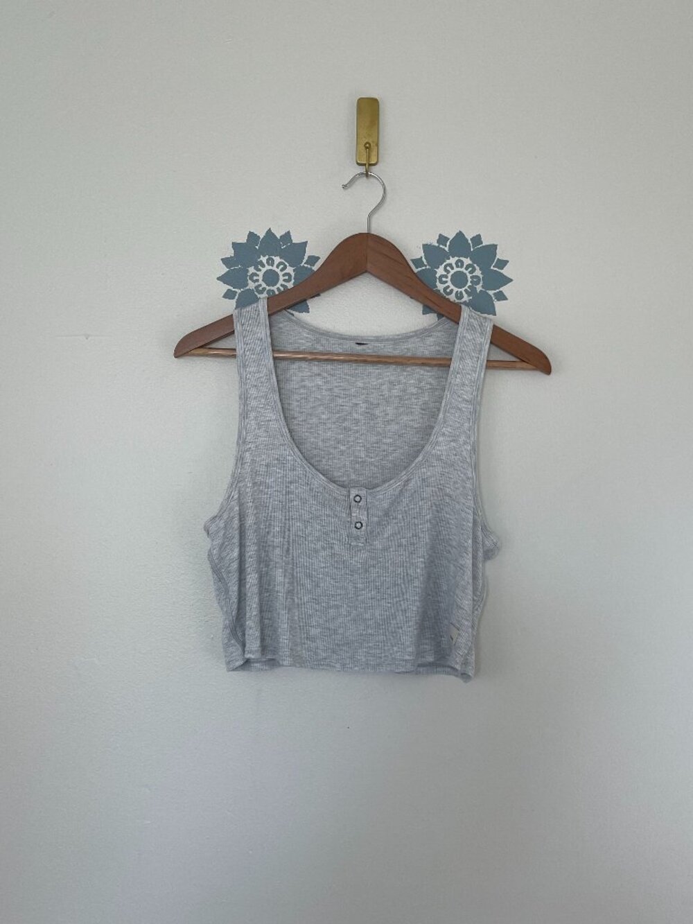 Vuori Cove Rib Knit Crop Tank in Heather Grey Size Medium